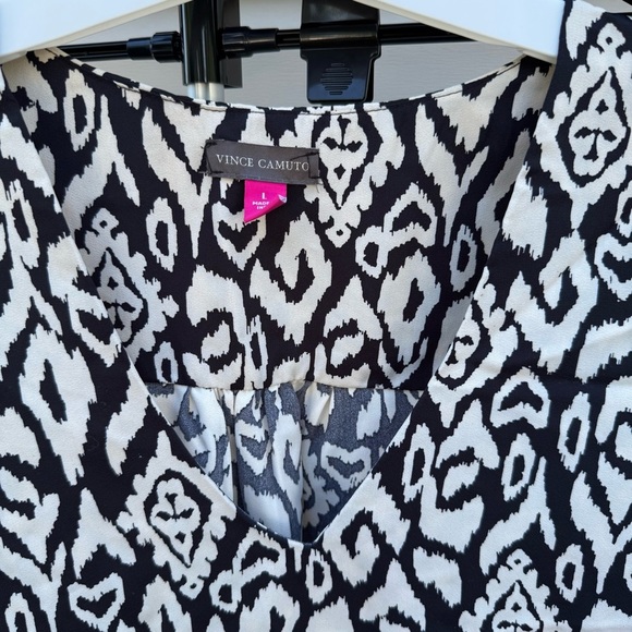 Vince Camuto Flutter Bell Sleeve V-neck Etched Geo Blouse Large - Picture 6 of 12